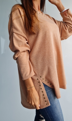 Sweater de lanilla cuello V con tachitas en cuello y en tajos laterales - comprar online