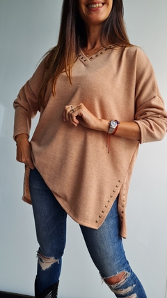 Imagen de Sweater de lanilla cuello V con tachitas en cuello y en tajos laterales