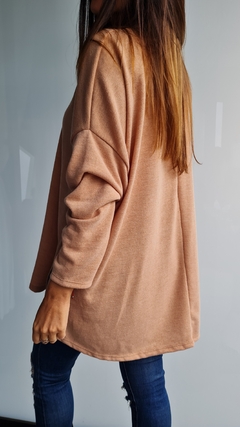 Imagen de Sweater de lanilla cuello V con tachitas en cuello y en tajos laterales