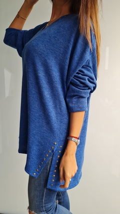 Sweater de lanilla cuello V con tachitas en cuello y en tajos laterales - tienda online
