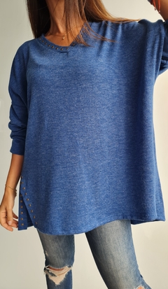 Sweater de lanilla cuello V con tachitas en cuello y en tajos laterales - She Indumentaria