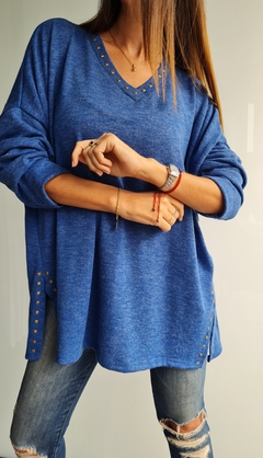 Sweater de lanilla cuello V con tachitas en cuello y en tajos laterales - She Indumentaria