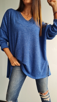 Sweater de lanilla cuello V con tachitas en cuello y en tajos laterales en internet