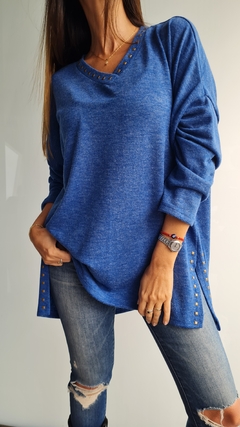 Sweater de lanilla cuello V con tachitas en cuello y en tajos laterales en internet