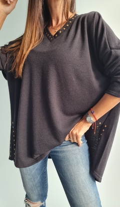Sweater de lanilla cuello V con tachitas en cuello y en tajos laterales - She Indumentaria