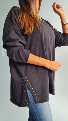 Sweater de lanilla cuello V con tachitas en cuello y en tajos laterales - tienda online