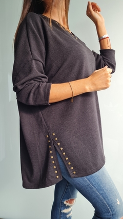Sweater de lanilla cuello V con tachitas en cuello y en tajos laterales - tienda online