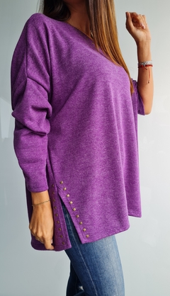 Sweater de lanilla cuello V con tachitas en cuello y en tajos laterales - comprar online