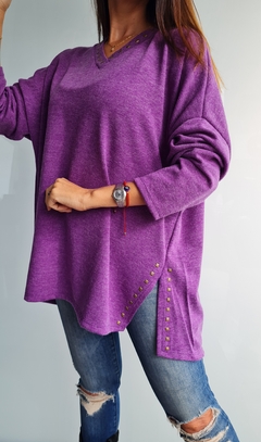 Sweater de lanilla cuello V con tachitas en cuello y en tajos laterales - comprar online