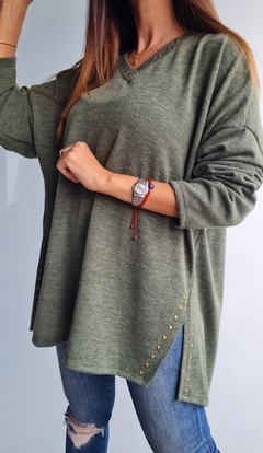 Imagen de Sweater de lanilla cuello V con tachitas en cuello y en tajos laterales