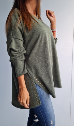 Imagen de Sweater de lanilla cuello V con tachitas en cuello y en tajos laterales