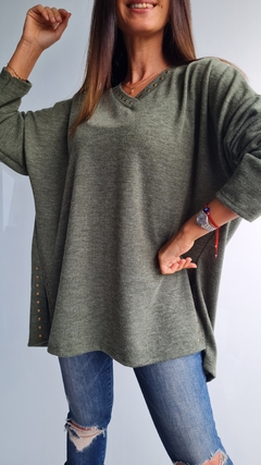 Sweater de lanilla cuello V con tachitas en cuello y en tajos laterales