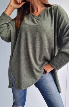 Sweater de lanilla cuello V con tachitas en cuello y en tajos laterales en internet