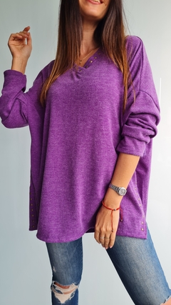 Sweater de lanilla cuello V con tachitas en cuello y en tajos laterales en internet