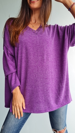 Sweater de lanilla cuello V con tachitas en cuello y en tajos laterales en internet