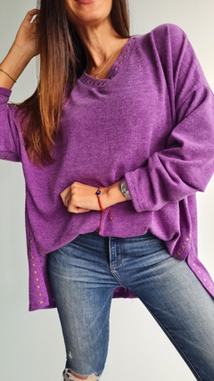 Sweater de lanilla cuello V con tachitas en cuello y en tajos laterales - tienda online