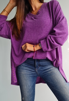 Sweater de lanilla cuello V con tachitas en cuello y en tajos laterales