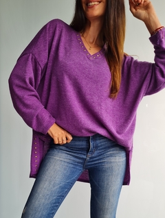 Imagen de Sweater de lanilla cuello V con tachitas en cuello y en tajos laterales