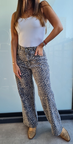 Jean wide leg animal print rigido - comprar online