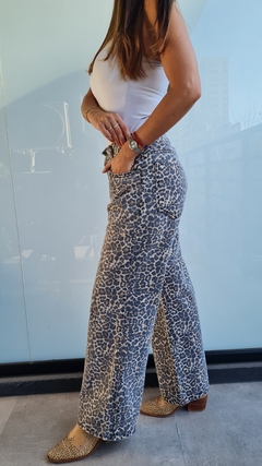 Jean wide leg animal print rigido en internet