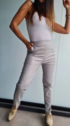 Babucha engomada cintura elastizada con bolsillos laterales y costura y tajo central Gris - She Indumentaria | Ropa de Mujer