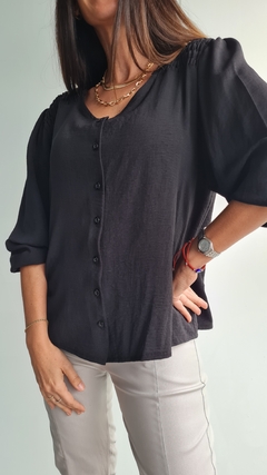 Blusa de Cey con spandex con botoncitos y detalle en hombros - comprar online