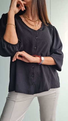 Blusa de Cey con spandex con botoncitos y detalle en hombros - tienda online