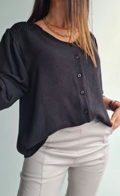 Blusa de Cey con spandex con botoncitos y detalle en hombros - She Indumentaria