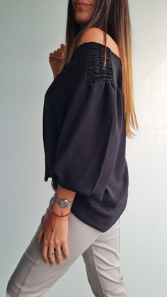Blusa de Cey con spandex con botoncitos y detalle en hombros