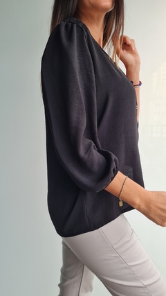 Imagen de Blusa de Cey con spandex con botoncitos y detalle en hombros