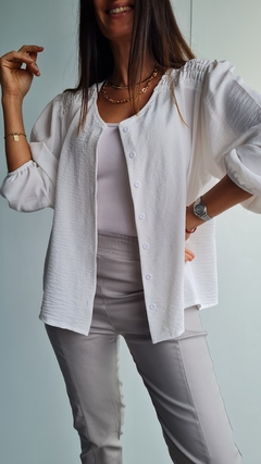 Blusa de Cey con spandex con botoncitos y detalle en hombros - comprar online