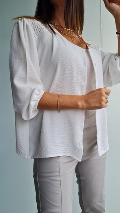 Blusa de Cey con spandex con botoncitos y detalle en hombros - tienda online
