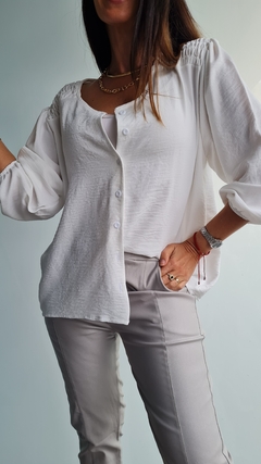 Blusa de Cey con spandex con botoncitos y detalle en hombros - She Indumentaria