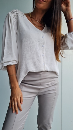 Blusa de Cey con spandex con botoncitos y detalle en hombros en internet