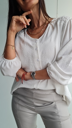 Imagen de Blusa de Cey con spandex con botoncitos y detalle en hombros