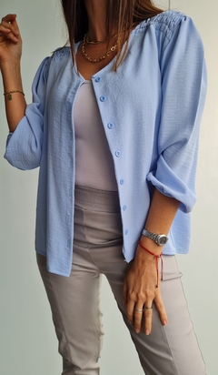 Blusa de Cey con spandex con botoncitos y detalle en hombros - comprar online