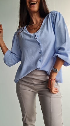 Blusa de Cey con spandex con botoncitos y detalle en hombros