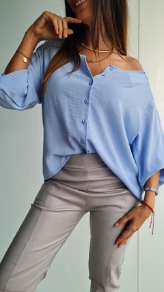 Blusa de Cey con spandex con botoncitos y detalle en hombros