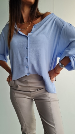 Imagen de Blusa de Cey con spandex con botoncitos y detalle en hombros