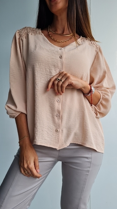 Blusa de Cey con spandex con botoncitos y detalle en hombros - tienda online