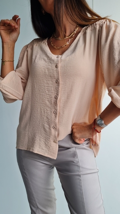 Imagen de Blusa de Cey con spandex con botoncitos y detalle en hombros