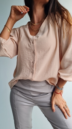 Blusa de Cey con spandex con botoncitos y detalle en hombros - tienda online