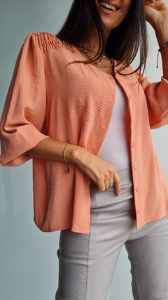 Blusa de Cey con spandex con botoncitos y detalle en hombros - She Indumentaria