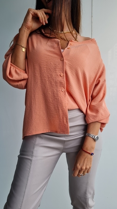 Blusa de Cey con spandex con botoncitos y detalle en hombros