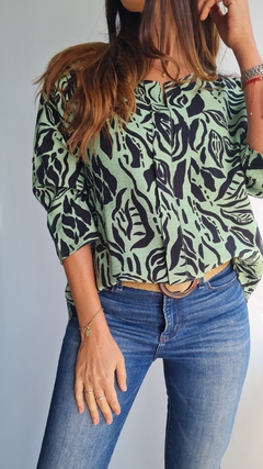Blusa de crepe estampada con mangas 3/4 rebatibles - She Indumentaria