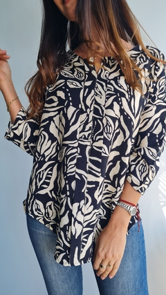Imagen de Blusa de crepe estampada con mangas 3/4 rebatibles