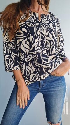 Blusa de crepe estampada con mangas 3/4 rebatibles - comprar online
