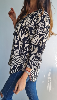 Blusa de crepe estampada con mangas 3/4 rebatibles