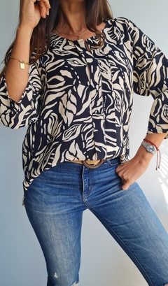 Blusa de crepe estampada con mangas 3/4 rebatibles - comprar online