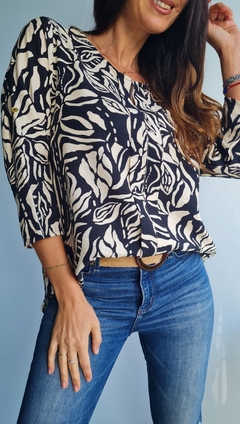 Blusa de crepe estampada con mangas 3/4 rebatibles en internet